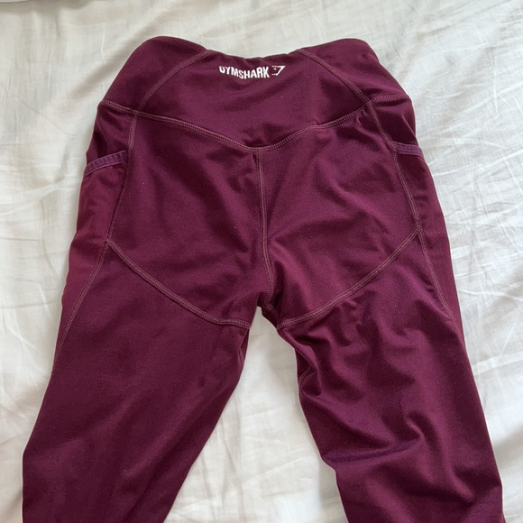 Gymshark xs dark purple leggings with mesh design and pockets on side - Picture 4 of 10